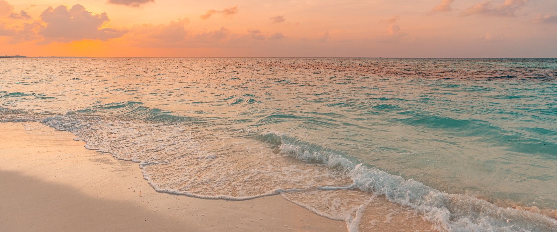 Nahaufnahme eines Sandstrandes. Panoramaaufnahme einer Strandlandschaft. Tropische Inspiration