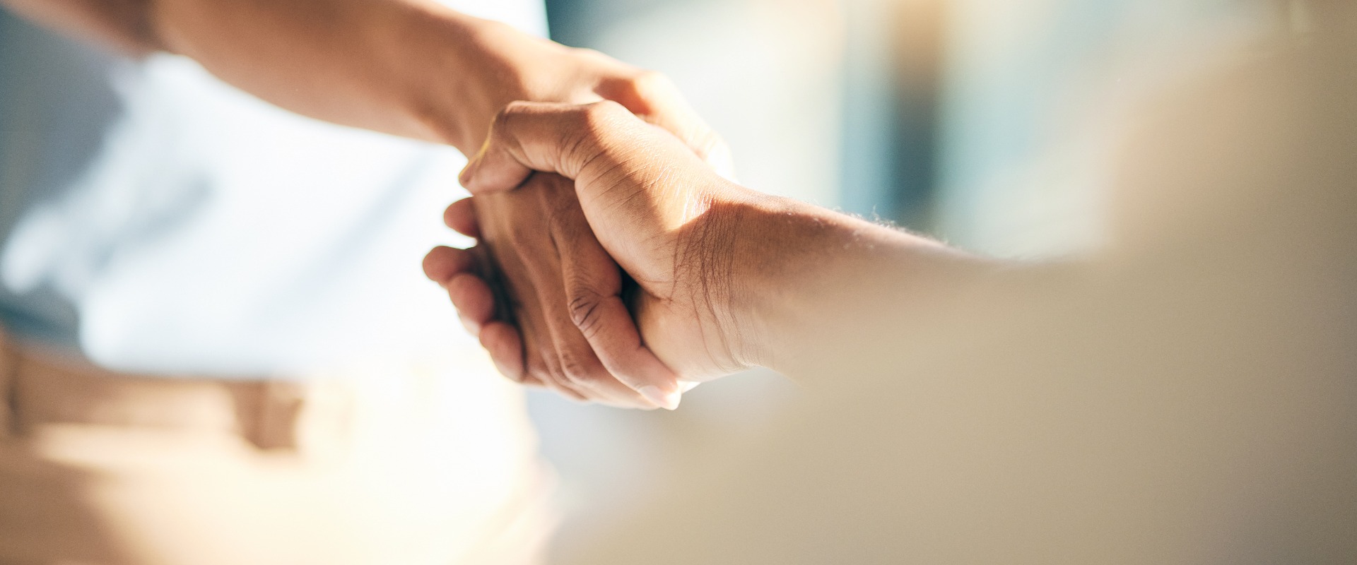 Ein Händedruck, ein „Hallo“ und die Hände von Menschen, die sich treffen, um als Team eine Partnerschaft oder Vereinbarung einzugehen – im Zeichen des Vertrauens. Eine Begrüßung, eine Geste der Zustimmung und des Dankes oder der Willkommenskultur für Geschäfte, Zusammenarbeit und Unterstützung